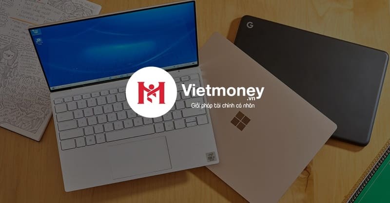 cầm laptop