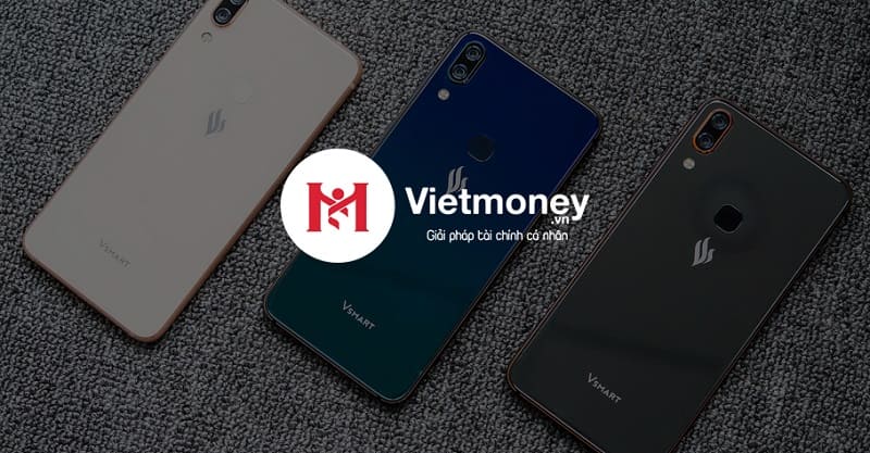 cầm điện thoại